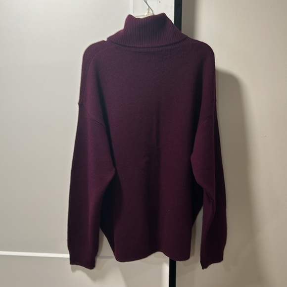 No tag oversized medium burgundy turtleneck, worn a few times great condition - Picture 2 of 4